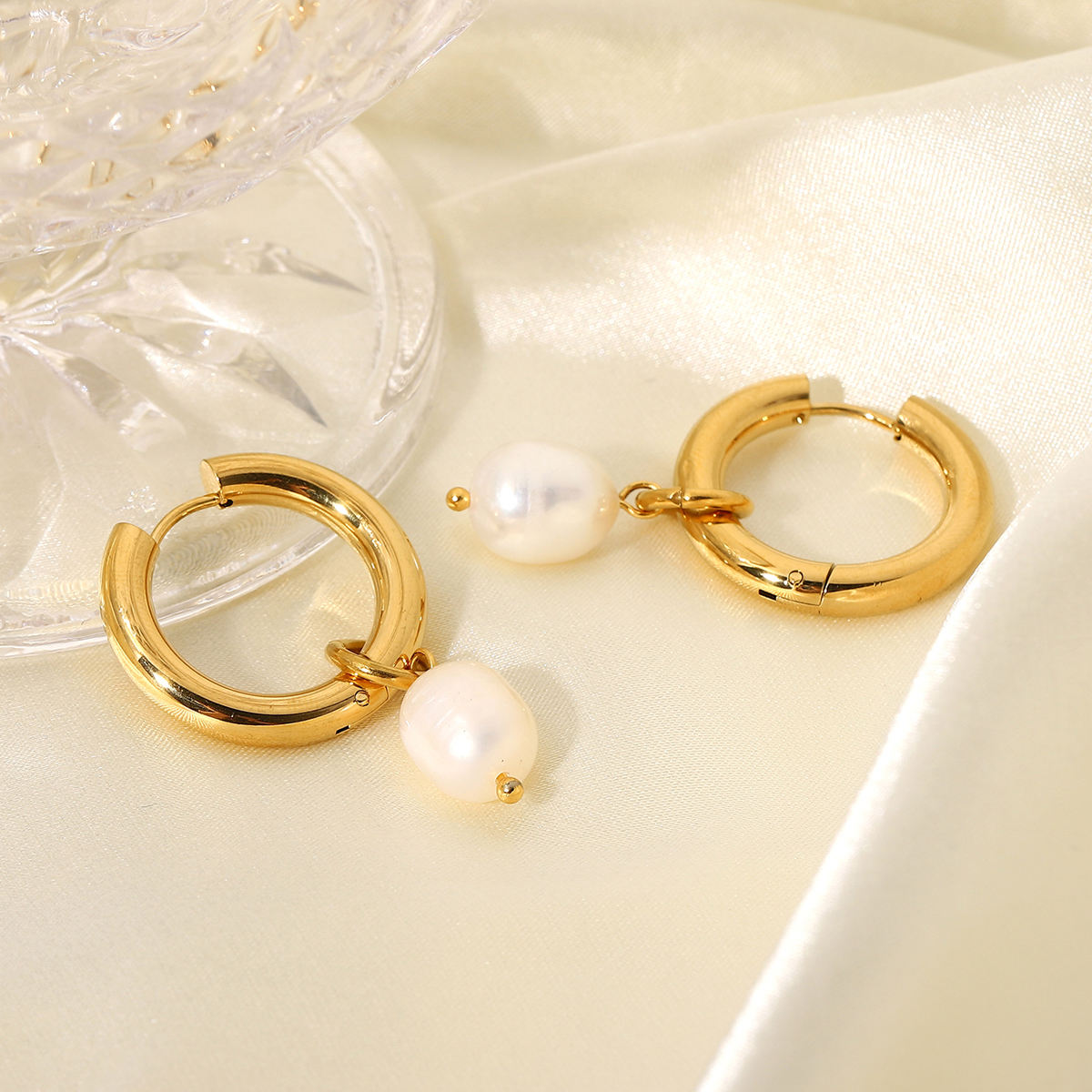 Lumière Pearl Hoops